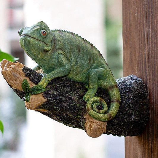 Estatueta de camaleão de resina na árvore